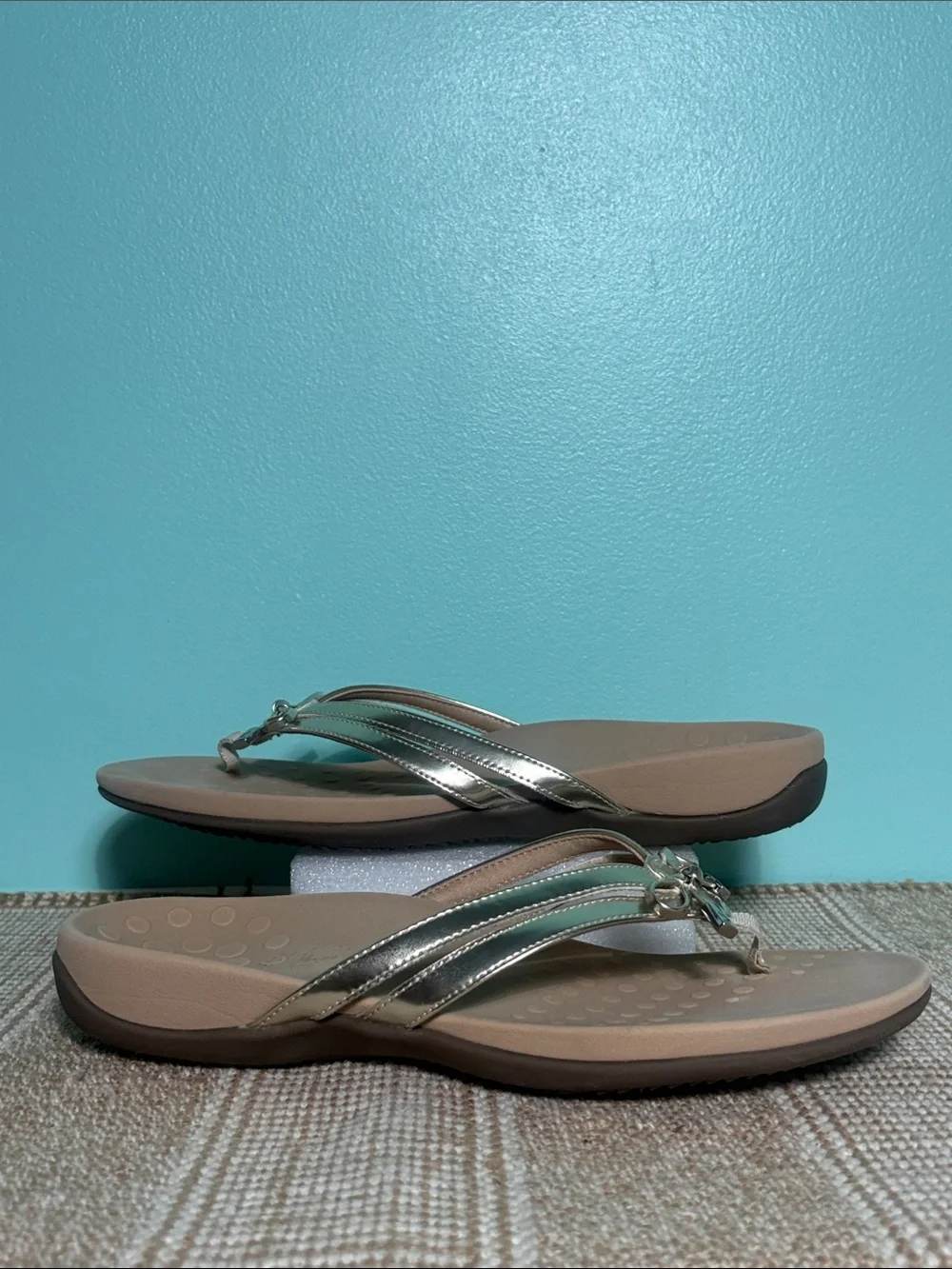 Women’s Vionic Bella X Toe Post Metallic Gold Flip-Flops with Bow. Size-7.5
